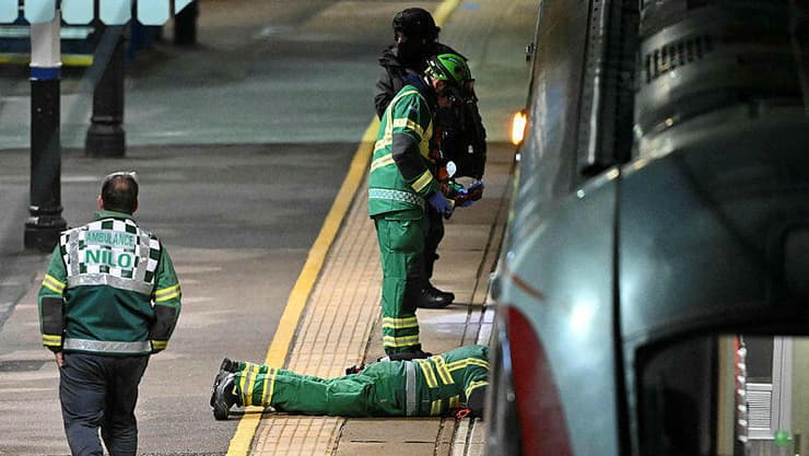 צילום: AFP התחנה שבה נעצרה הרכבת שעליה נדקרו נוסעים בעיירה הנטינגדון