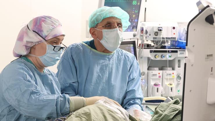 ד"ר אדריאן גרינפלד וד"ר רות גור בעת השתלת קוצב עצבי נגד כאב (צילום: דוברות שיבא) ד"ר אדריאן גרינפלד וד"ר רות גור בעת השתלת קוצב עצבי נגד כאב בבית החולים שיבא