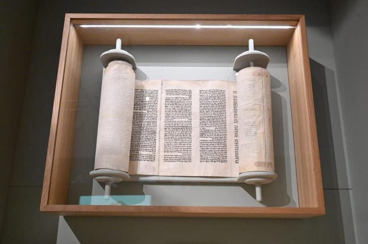 ספר תורה מתקופת השואה בתערוכה החדשה