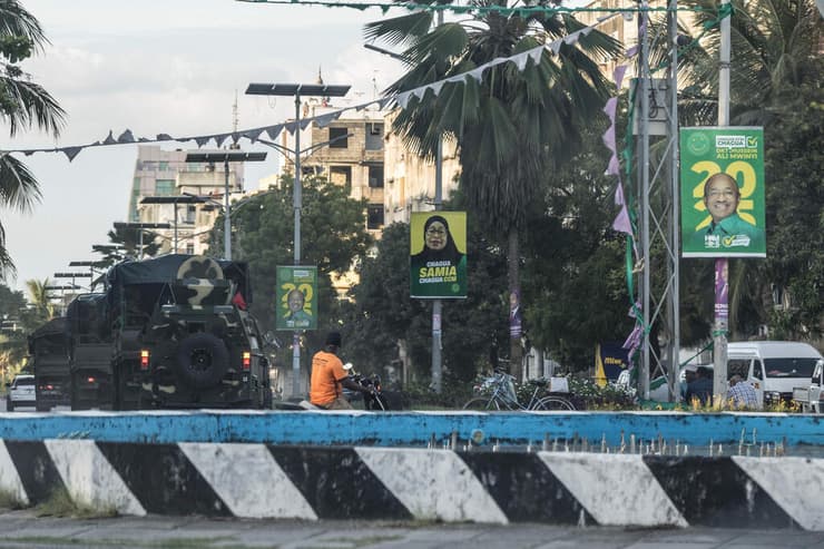 צילום:MARCO LONGARI / AFP חיילים ב טנזניה ביום הבחירות