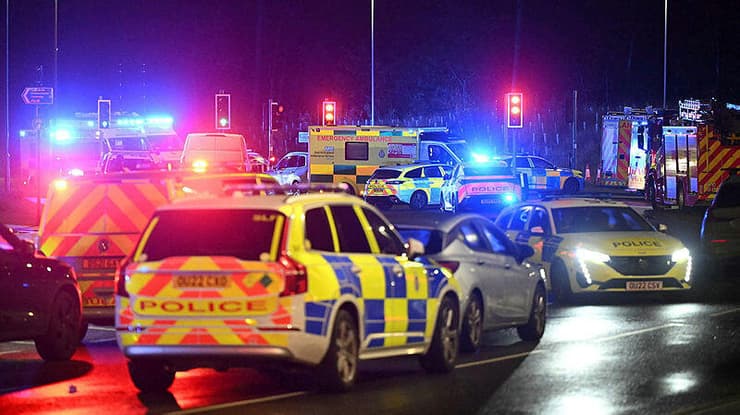 ניידות בסמוך לזירה (צילום: AFP) התחנה שבה נעצרה הרכבת שעליה נדקרו נוסעים בעיירה הנטינגדון