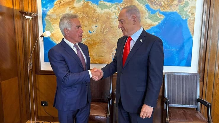 ראש הממשלה בנימין נתניהו וסילבן אדמס עם ההודעה על תרומת הענק לבית החולים סורוקה (צילום: דוברות רה"מ) ראש הממשלה בנימין נתניהו, סילבן אדמס תרומת ענק לבית החולים סורוקה