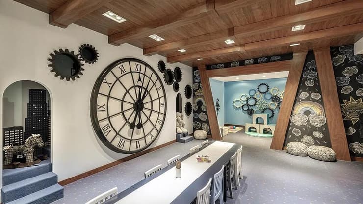 חדר המשחקים בהשראת השעון האיקוני (צילום: Douglas Elliman) חדר המשחקים בהשראת השעון האיקוני