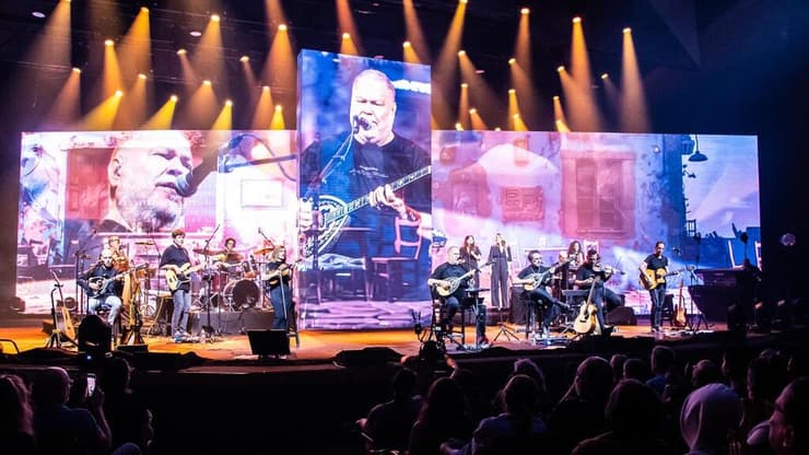 שעתיים קרובות לשלמות. יהודה פוליקר במופע בציון 40 שנה ל"עיניים שלי" (צילום: ליאור כתר) יהודה פוליקר במופע בציון 40 שנה ל"עיניים שלי"