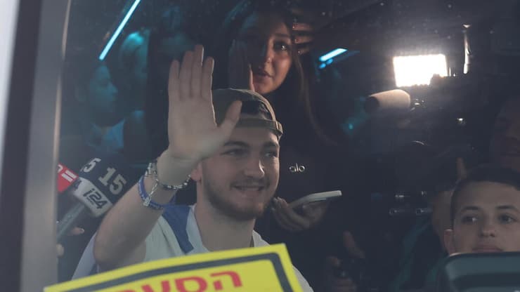 בר קופרשטיין חוזר הביתה (צילום: עוז מועלם) בר קופרשטיין חוזר הבייתה