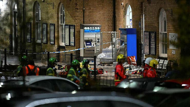 צילום: AFP התחנה שבה נעצרה הרכבת שעליה נדקרו נוסעים בעיירה הנטינגדון