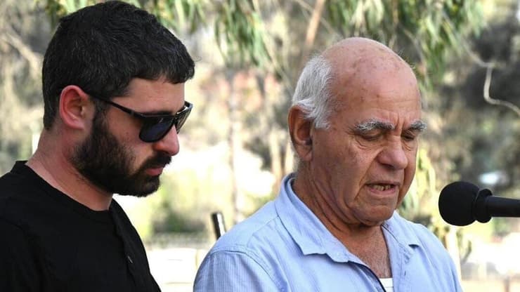 סבו של סהר אומר קדיש לצד אחיו גיא (צילום: אוריאל אבן ספיר) יצחק בכר, סבא של סהר ברוך ז״ל