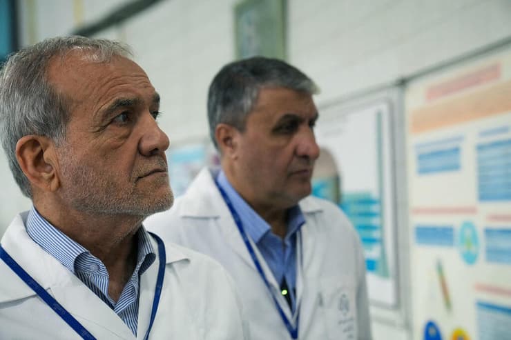 צילום: Handout / IRANIAN ATOMIC ORGANIZATION (IAEO) / AFP) / RESTRICTED TO EDITORIAL USE - MANDATORY CREDIT "AFP PHOTO / Iranian Atomic Organization (IAEO)" - HANDOUT פזשכיאן מבקר בארגון לאנרגיה אטומית של איראן