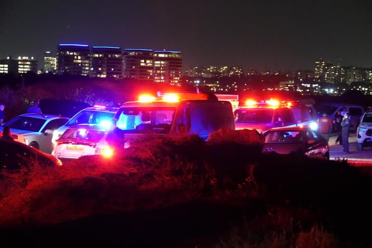 הכוחות הגדולים שהוקפצו לחיפושים (צילום: שאול גולן) חוף הצוק