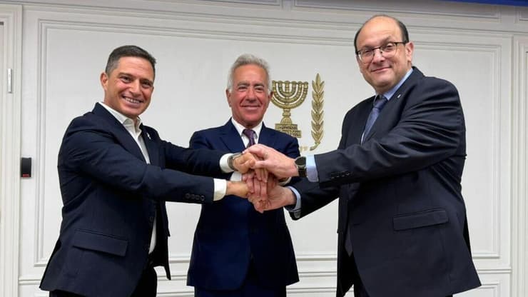 מימין לשמאל: פרופ' שלומי קודש, סילבן אדמס ורוביק דנילוביץ' (צילום: דוברות רה"מ) מימין לשמאל: פרופ' שלומי קודש, סילבן אדמס, רוביק דנילוביץ'
