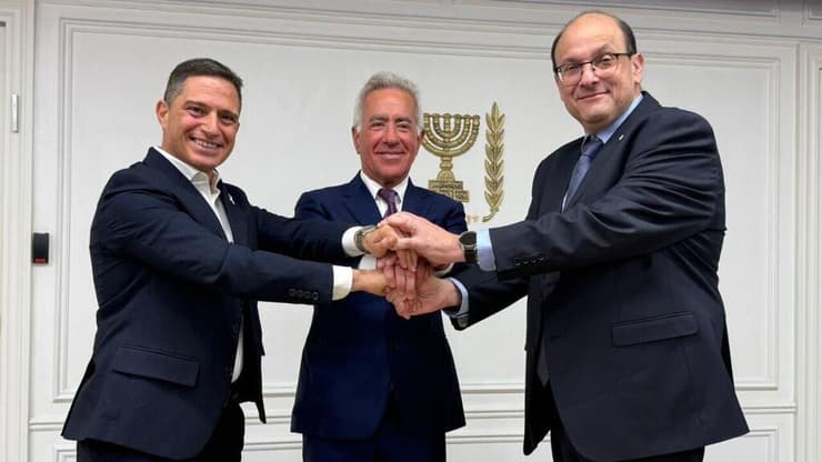 מימין לשמאל: פרופ' שלומי קודש, סילבן אדמס ורוביק דנילוביץ' (צילום: דוברות רה"מ) מימין לשמאל: פרופ' שלומי קודש, סילבן אדמס, רוביק דנילוביץ'