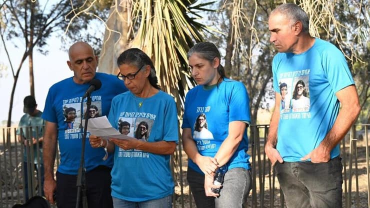 דודיו של סהר ברוך בהלוויה בבארי (צילום: אוריאל אבן ספיר) רבקה מנור, דודתו של סהר ברוך ז״ל לצד אחיה - יוסי בכר, מירב ברקאי ועובד בכר