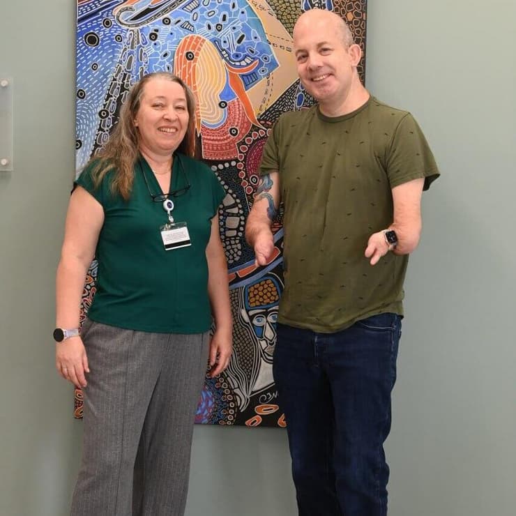 "הוכחה למצוינות שלנו". ד"ר רות גור משיבא עם יואב רוקח פן (צילום: יאיר שגיא) יואב רוקח פן עבר ניתוח השתלת קוצבים עצביים שמסייעים בהפחתת כאב כרוני על ידי ד"ר רות גור במרכז הרפואי שיבא