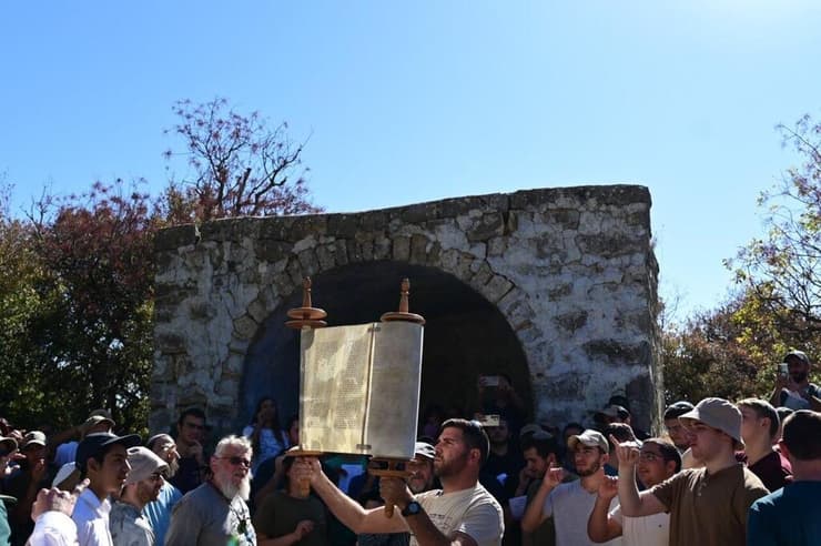 מגביהים את ספר התורה (צילום: מני צובירי) מגביהים את ספר התורה