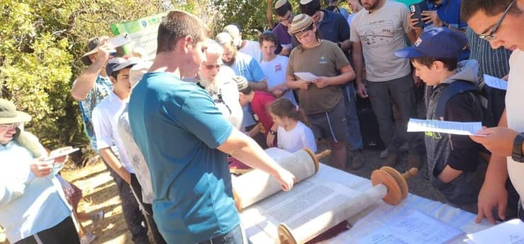 קוראים בתורה בפרשת "לך לך" (צילום: מני צובירי) קוראים בתורה בפרשת "לך לך"