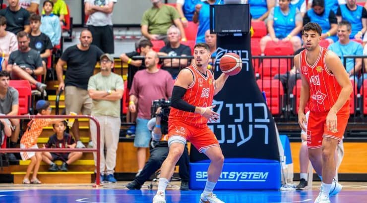 יפתח זיו מתכונן למסירה (רועי כפיר) יפתח זיו מתכונן למסירה