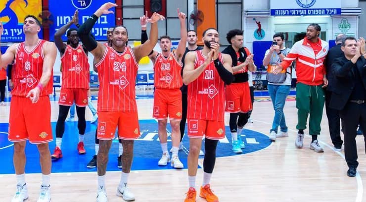 שחקני הפועל תל אביב חוגגים (רועי כפיר) שחקני הפועל תל אביב חוגגים