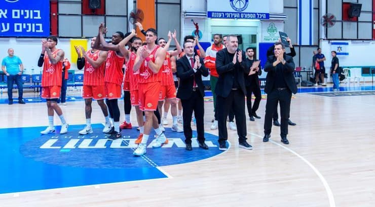 שחקני הפועל תל אביב חוגגים (רועי כפיר) שחקני הפועל תל אביב חוגגים