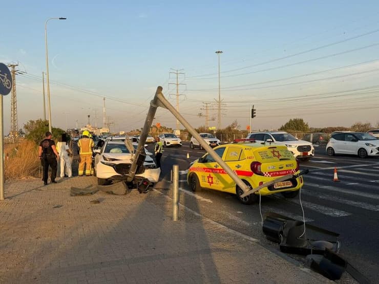 הרמזור שנפל על הולך רגל באזור גן יבנה (צילום: תיעוד מבצעי מד"א) רכב שהתנגש ברמזור שנפל ופגע בהולך רגל