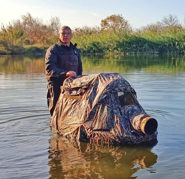 צלם הטבע ניסים לוי עם המסתור הצף