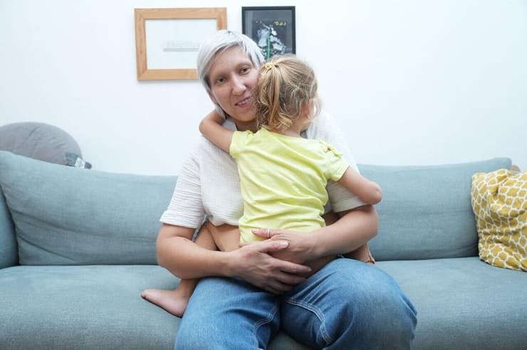 "לא רואה אותנו חוזרות לתל אביב". אלבירה ובתה נעמי (צילום: תומר שונם הלוי) משפחת גרינשטיין שהתארחה בעוטף בזמן המבצע עם איראן , התאהבה באזור ועברה לגור פה