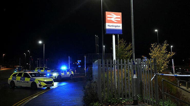 צילום: AFP התחנה שבה נעצרה הרכבת שעליה נדקרו נוסעים בעיירה הנטינגדון