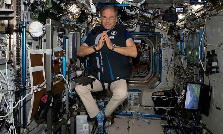 הצליח לדחוס ניסויים רבים בשבועיים של עבודה אינטנסיבית. איתן סטיבה בוחן את האפוד הישראלי להגנה מקרינה בתחנת החלל הבינלאומית (צילום: נאס"א) הצליח לדחוס ניסויים רבים בשבועיים של עבודה אינטנסיבית. איתן סטיבה בוחן את האפוד הישראלי להגנה מקרינה בתחנת החלל הבינלאומית