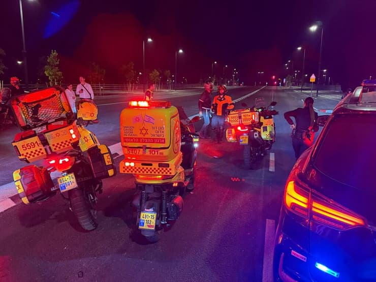 התאונה בראשון לציון (צילום: תיעוד מבצעי מד"א) הולכת רגל שנפגעה מאופנוע ברח' אבא אבן בראשון לציון