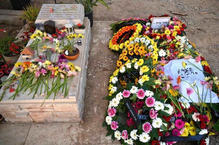 סהר נטמן לצד אחיו עידן (צילום: אוריאל אבן ספיר) קברו של סהר ברוך ז״ל לצד קבר אחיו, עידן ברוך ז״ל