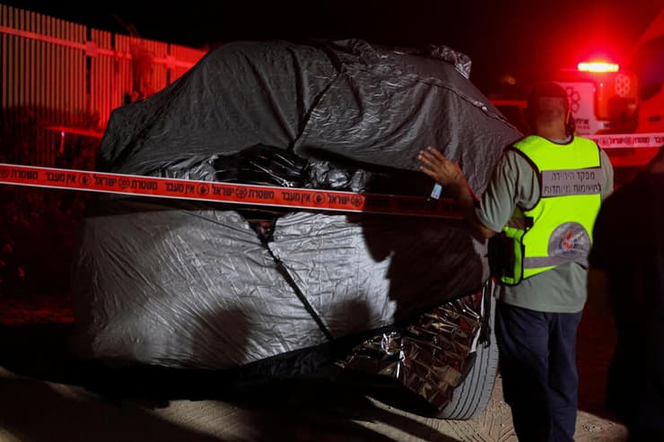 הרכב של תומר-ירושלמי, שכוסה בחוף הים (צילום: REUTERS/Nir Elias) חוף הצוק