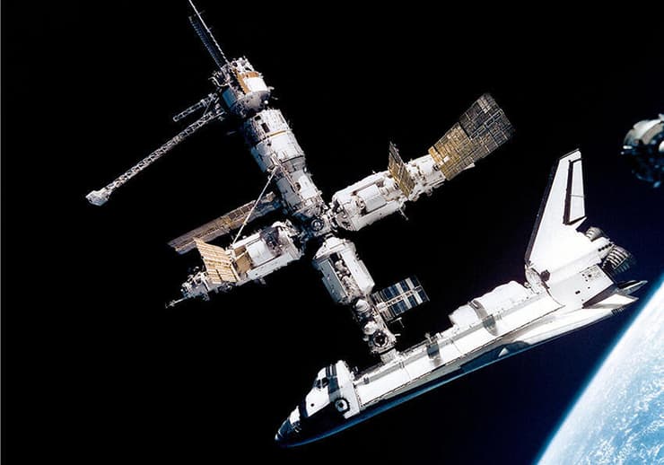 שיתוף פעולה שהתגבש תוך כדי עבודה. מעבורת החלל האמריקאית אטלנטיס עוגנת בתחנת החלל הרוסית מיר, 1995 (צילום: נאס"א) שיתוף פעולה שהתגבש תוך כדי עבודה. מעבורת החלל האמריקאית אטלנטיס עוגנת בתחנת החלל הרוסית מיר, 1995