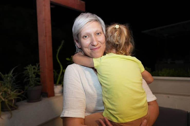 "בתל אביב, אם לא ראיתי את הילדה לשנייה הייתי נכנסת לפאניקה" (צילום: תומר שונם הלוי) משפחת גרינשטיין שהתארחה בעוטף בזמן המבצע עם איראן , התאהבה באזור ועברה לגור פה