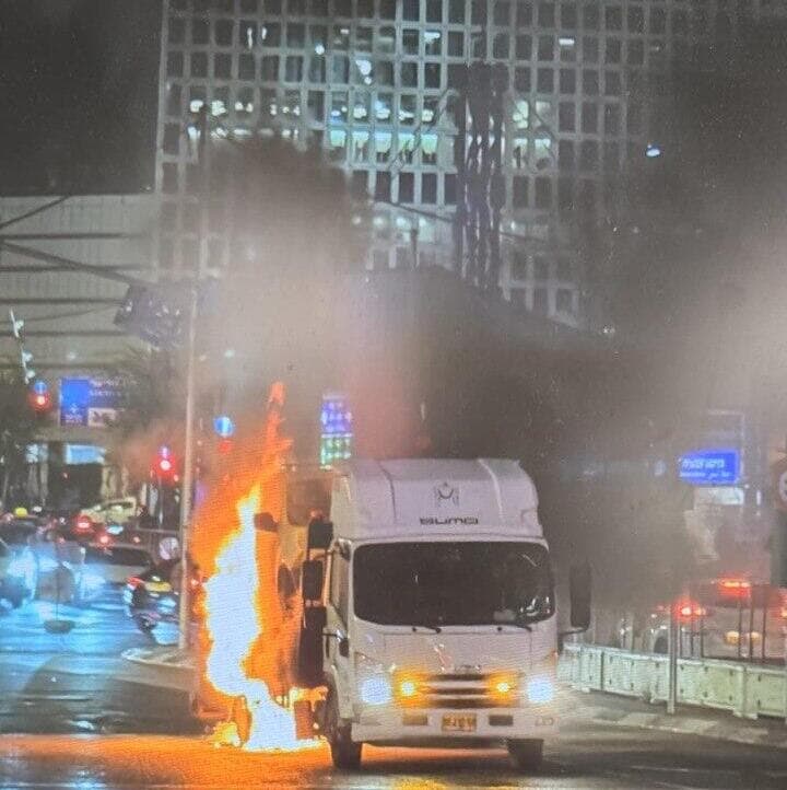 הרכב הבוער על הגרר בתל אביב ( צילום: כבאות והצלה) שריפת רכב גרר בצומת עזריאלי בתל אביב