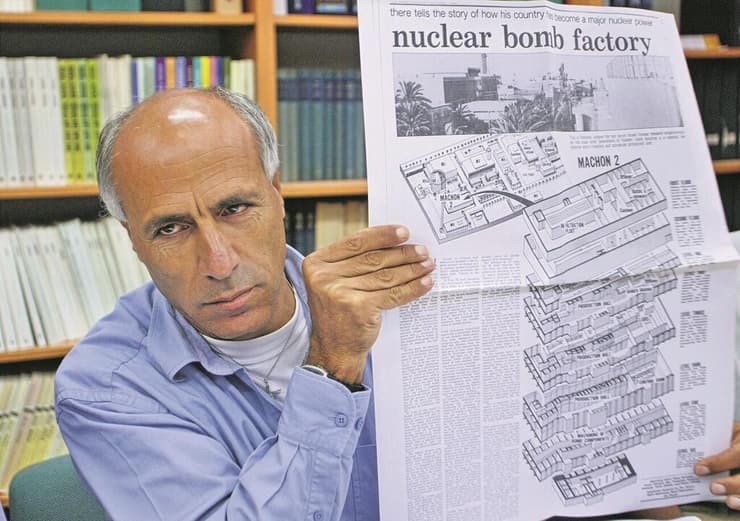 מרדכי ואנונו אוחז בגיליון ה"סאנדיי טיימס" שבו חשף את סודות האטום של ישראל