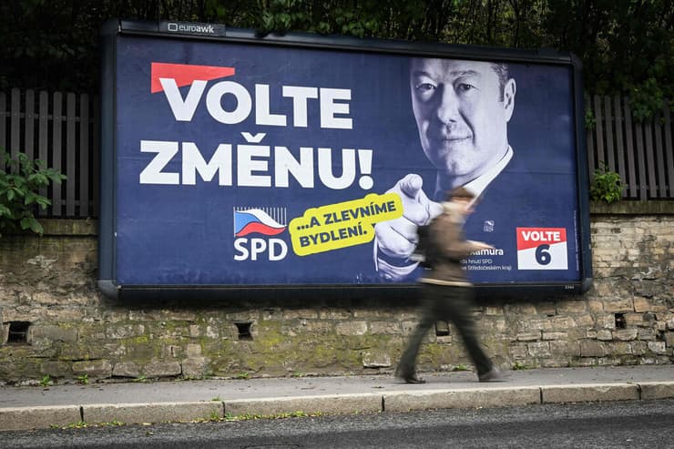 שלט בחירות פראג' צ'כיה של מנהיג מפלגת הימין הקיצוני SPD טומיו אוקאמורה