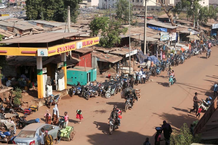 צילום: רויטרס/REUTERS/Stringer תור ב תחנת דלק ב במקו בירת מאלי שנתונה למצור דלק על ידי מחבלי ארגון JNIM