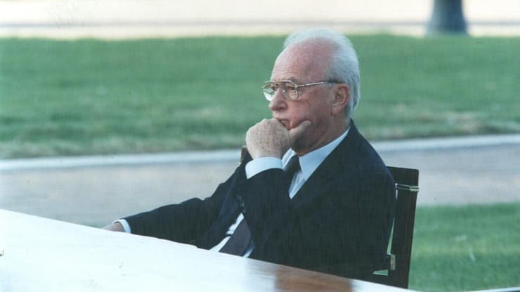 רבין על מדשאות בית גבריאל בצמח בתום טקס החלפת חוזי השלום בין ישראל וירדן (צילום: עמנואל אילן) רבין על מדשאות בית גבריאל בצמח בתום טקס החלפת חוזי השלום בין ישראל וירדן