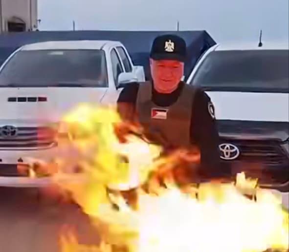 אל-אסטל שורף דגל חמאס. "כבר נמצאים ביום שאחרי המלחמה" אל-אסטל שורף את דגל חמאס ומאיים על ארגון הטרור