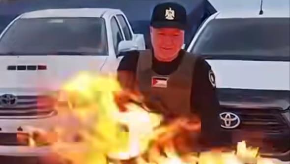  אל-אסטל שורף את דגל חמאס ומאיים על ארגון הטרור