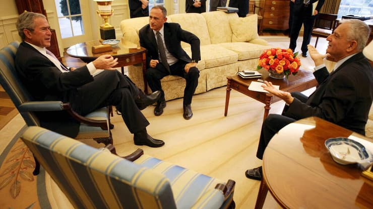 נחום ברנע ושמעון שיפר מראיינים את נשיא ארצות הברית ג'ורג' בוש ב-2008 (צילום: Eric Draper) נחום ברנע ושמעון שיפר מראיינים את נשיא ארצות הברית ג'ורג' בוש ב-2008