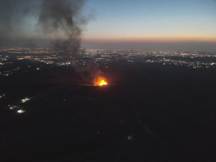 קרוואת בני חסן על רקע אורות מישור החוף.