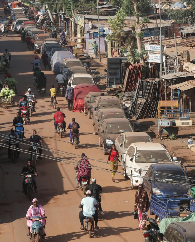 הפאניקה כבר הגיעה, אבל בינתיים אין "בריחה המונית". תורי הענק מחוץ לתחנות הדלק בבירה במקו (צילום: רויטרס/REUTERS/Stringer) תור ב תחנת דלק ב במקו בירת מאלי שנתונה למצור דלק על ידי מחבלי ארגון JNIM