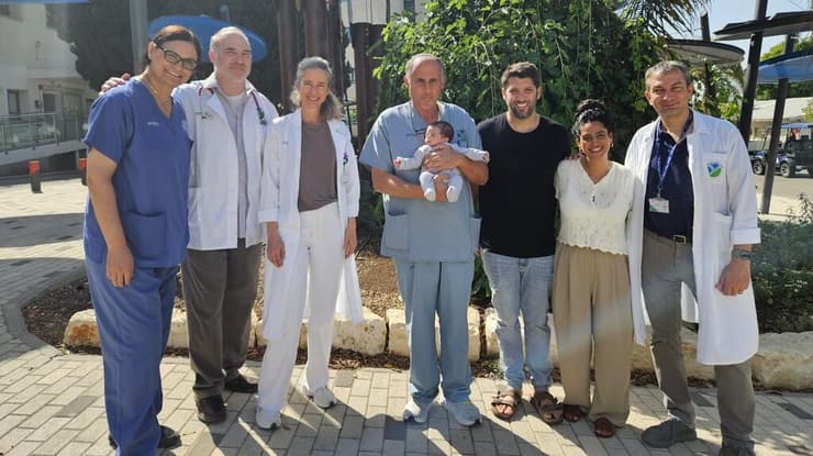 התינוק והרופאים שהצילו את חייו