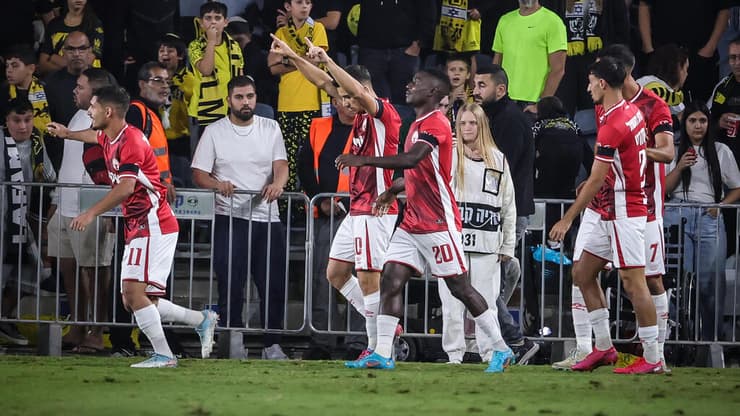 שחקני הפועל באר-שבע חוגגים עם דן ביטון