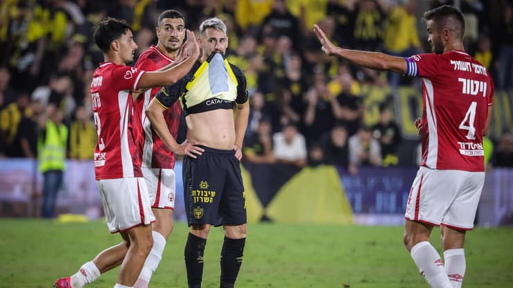 וקשה להעריך על איזה צד תקום בית"ר בבוקר. גיא מזרחי ומיגל ויטור חוגגים, אצילי מאוכזב (צילום: עוז מועלם) גיא מזרחי ומיגל ויטור חוגגים, עומר אצילי מאוכזב