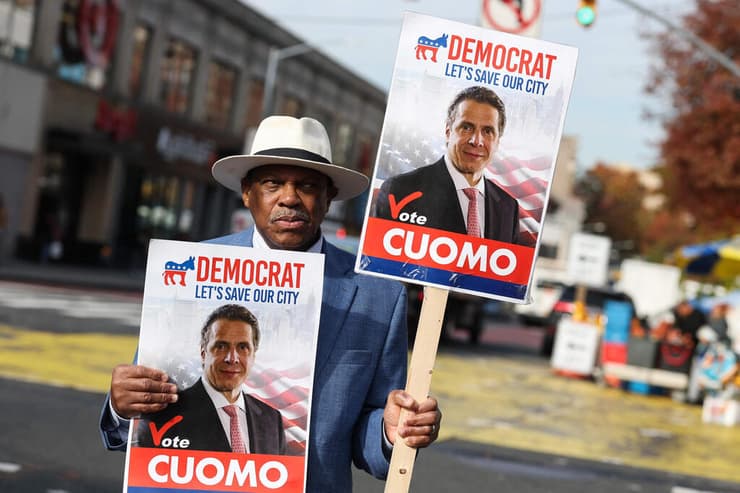 צילום: TIMOTHY A.CLARY / AFP תומך של אנדרו קואומו ב מנהטן בחירות לראשות העיר ניו יורק