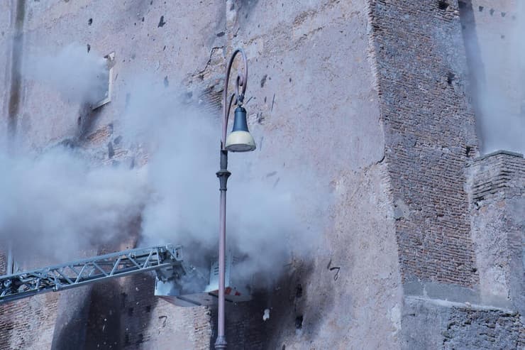 קריסה ב מגדל עתיק ב רומא איטליה באמצע פעולות חילוץ אחרי קריסה חלקית קודמת שם