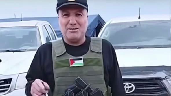 "הנשק הוא נושא מסובך". חוסאם אל-אסטל, ראש מיליציית חאן יונס אל-אסטל שורף את דגל חמאס ומאיים על ארגון הטרור