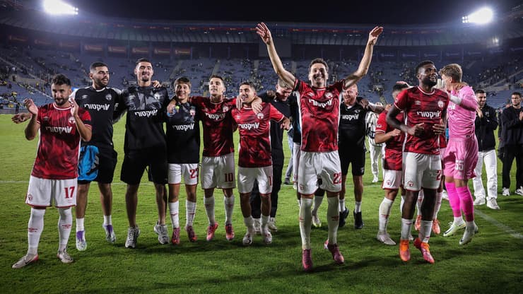 שחקני הפועל באר-שבע חוגגים