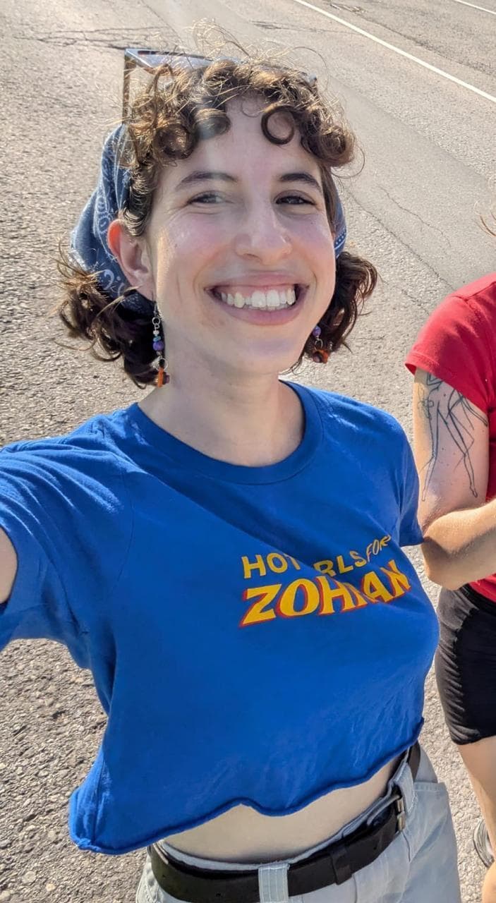 זהבי, שתצא לשטח לשכנע מצביעים לתמוך בממדאני. "זוהראן הוא היחיד שמנסה להפוך את העיר למקום שאשכרה כולם יכולים לגור בו" רוני זהבי תומכת של ממדאני ב ניו יורק יוצאת לשטח